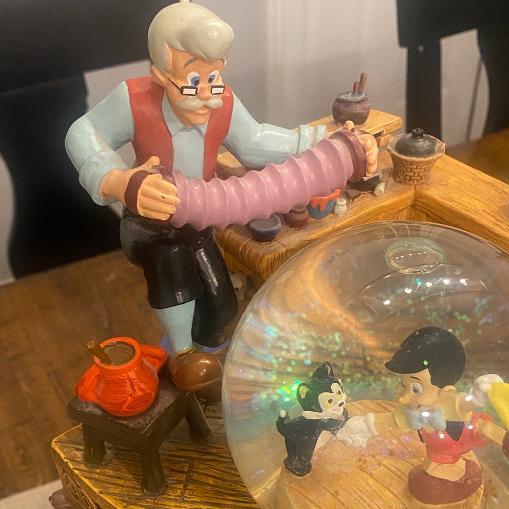 Disney Vintage Ghepettos Workshop Snowglobe with Pinocchio . - Picture 3 of 14
